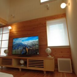 明るいリビングにマッチするオシャレなテレビシアター【Dolby Atmos対応】